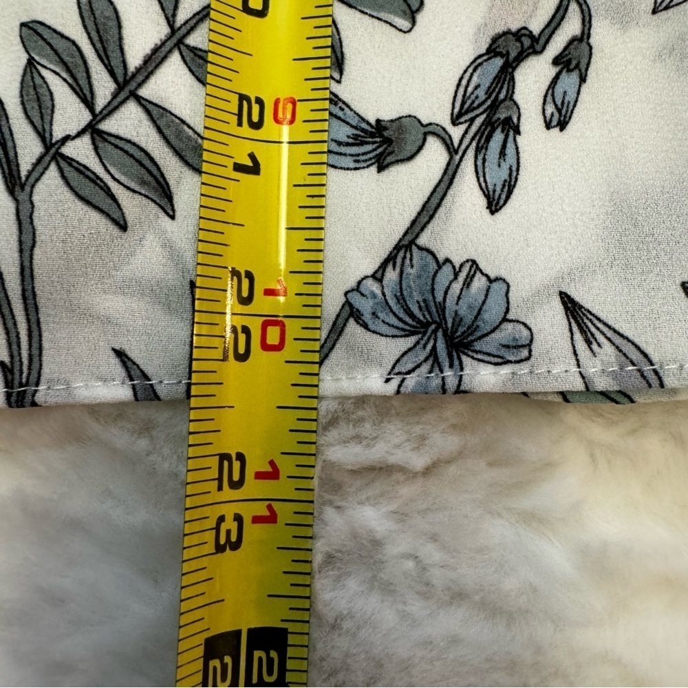 Vince Camuto Cold Shoulder White Floral Blouse Top Size XS Gathered at Wrist NEW - Picture 16 of 16
